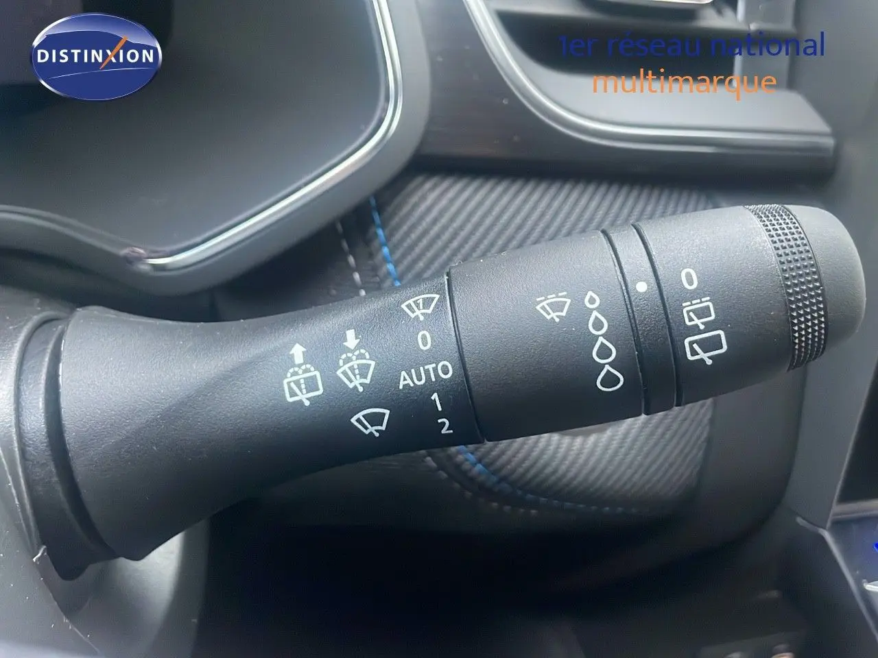 Gros plan sur la commande d’essuie-glace côté gauche du tableau de bord d’un Renault Captur rouge passion toit noir.