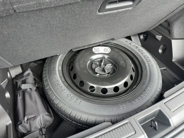 Roue de secours compacte dans le coffre du Renault Austral PH2 Techno E-Tech hybride 2025 avec sac de rangement noir.