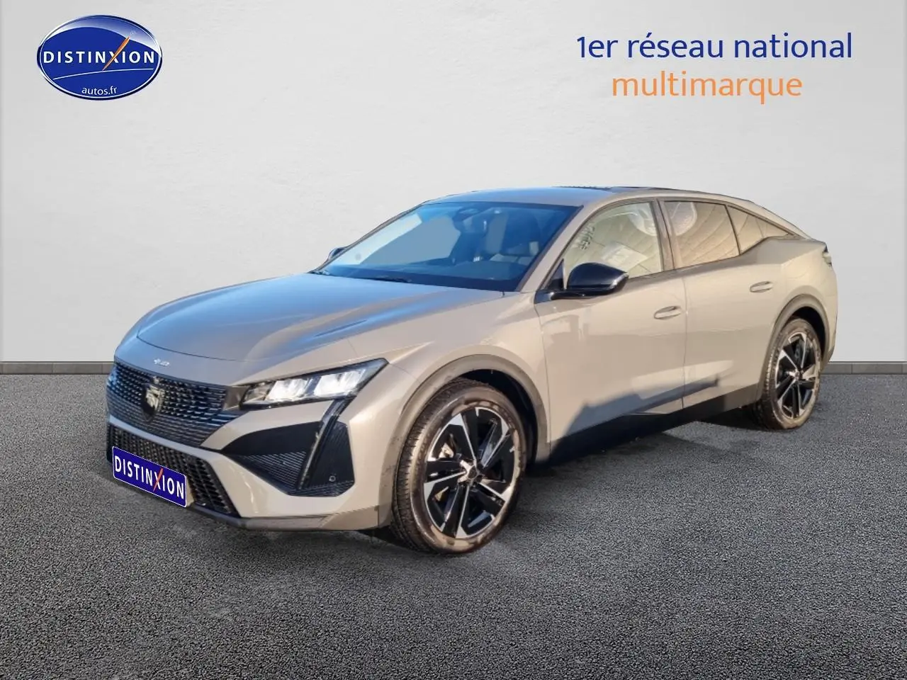 Vue 3/4 avant droite d'une Peugeot 408 Hybrid gris sellenium avec jantes alu noires et phares LED.