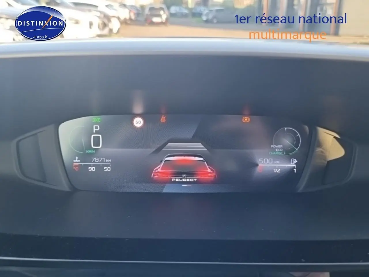 Tableau de bord numérique du Peugeot 408 Hybrid 145 allure e-dcs6 montrant les indicateurs de vitesse, énergie et alertes.