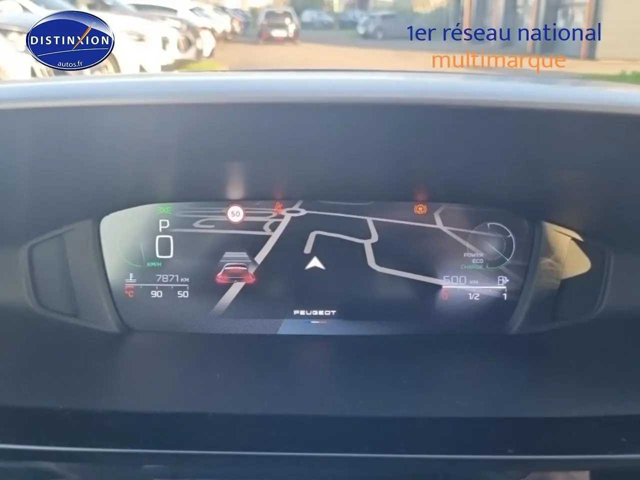 Tableau de bord numérique du Peugeot 408 Hybrid 145 allure, affichant la navigation et les informations de conduite.