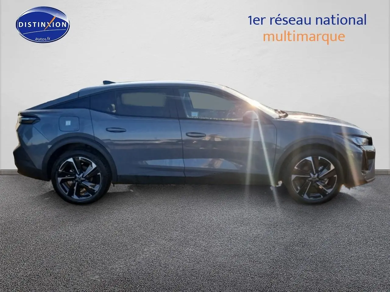 Peugeot 408 Hybrid 145 allure gris sellenium, vue profil côté gauche avec jantes alu noires et vitres teintées.