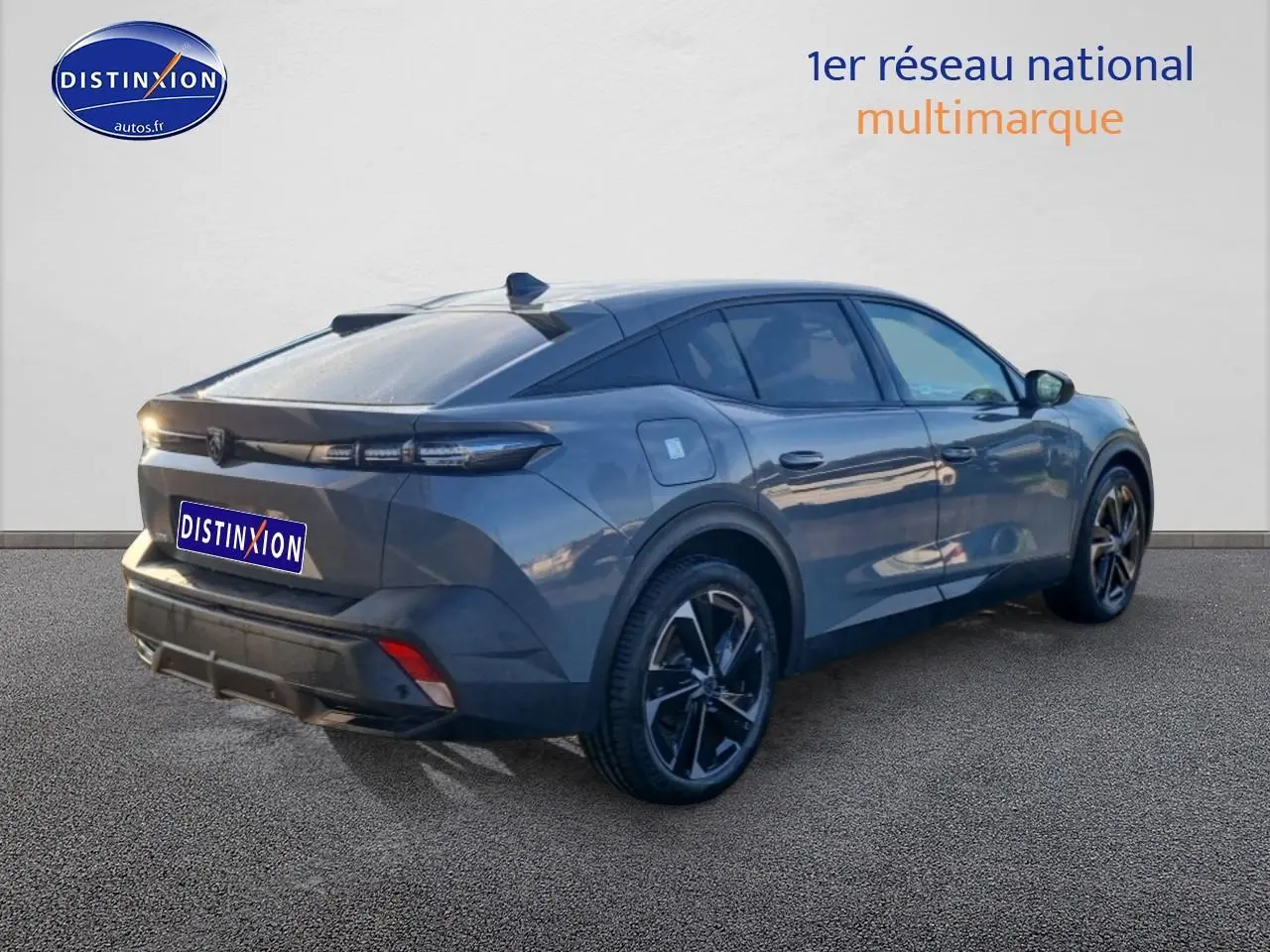 Vue 3/4 arrière droite d'une Peugeot 408 Hybrid gris sellenium avec jantes alu noires et feux arrière LED fins.