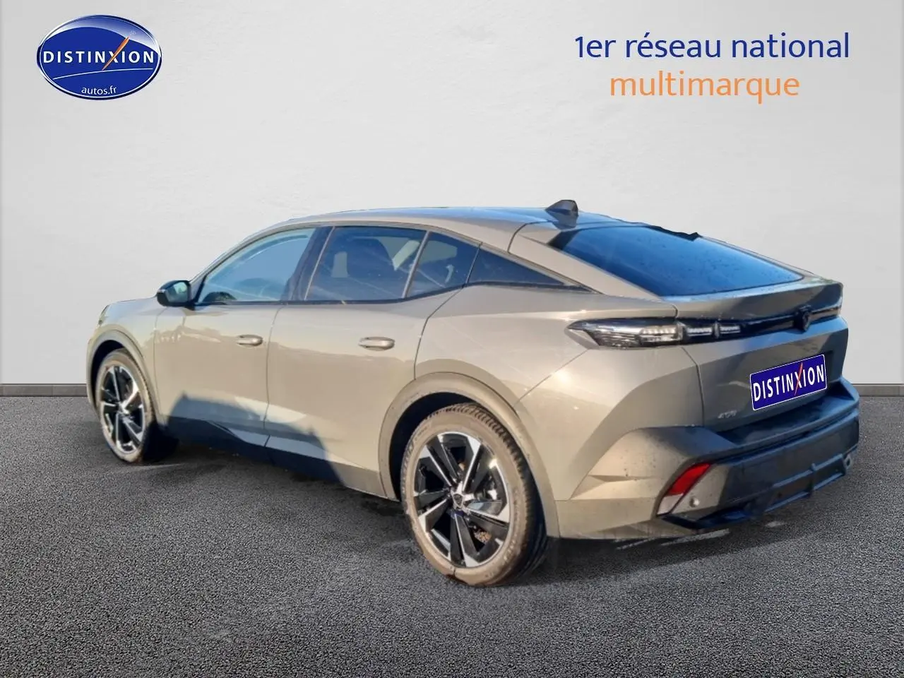 Peugeot 408 Hybrid gris sellenium en 3/4 arrière droit, jantes alu et feux arrière LED distinctifs visibles.