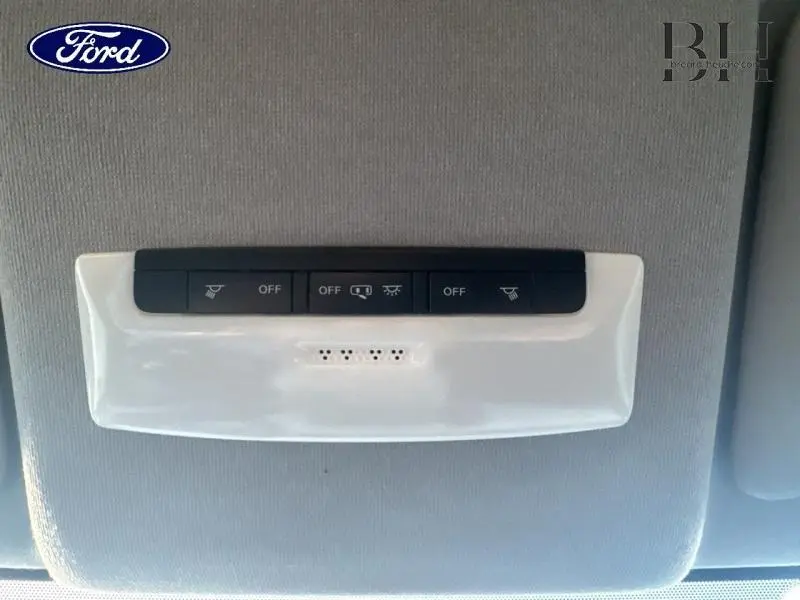 Vue intérieure du plafonnier avec commandes d’éclairage sur Nissan Micra gris acier, version 2018.