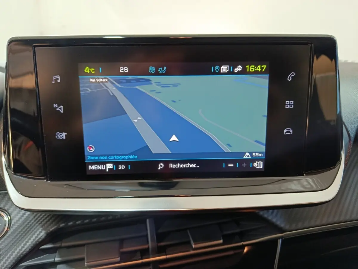 Écran tactile central de navigation affichant une carte, intérieur du Peugeot 208 électrique blanc, vue rapprochée.