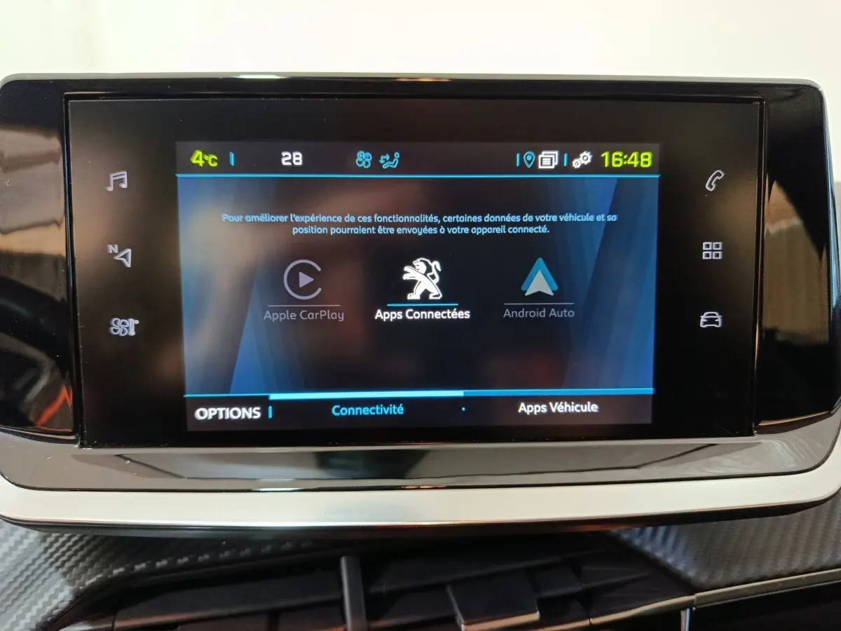 Écran tactile central de la Peugeot 208 électrique Active Business 2020 affichant les options Apple CarPlay et Android Auto.