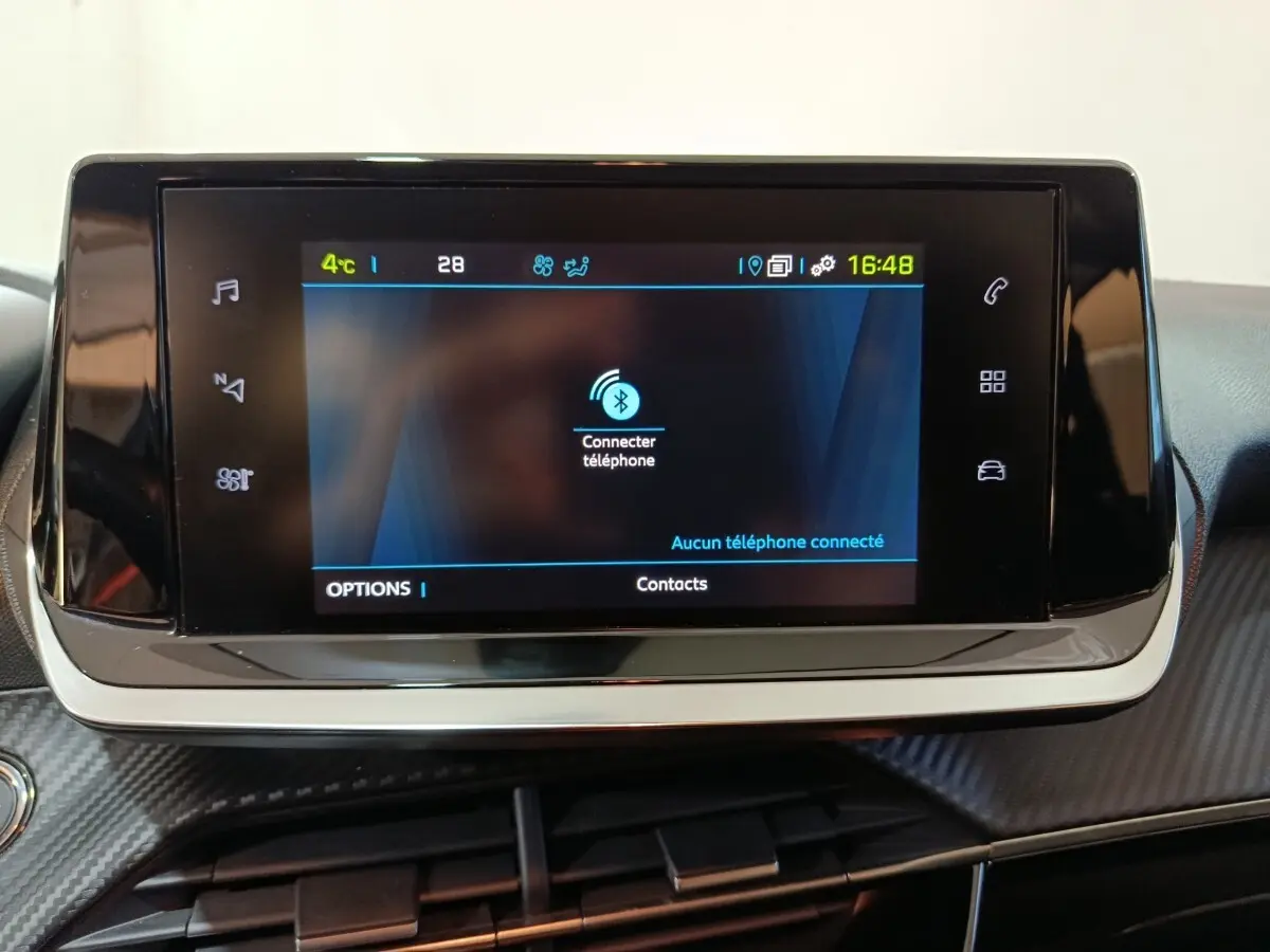 Écran tactile central de la Peugeot 208 électrique Active Business 2020, affichage Bluetooth et commandes tactiles.