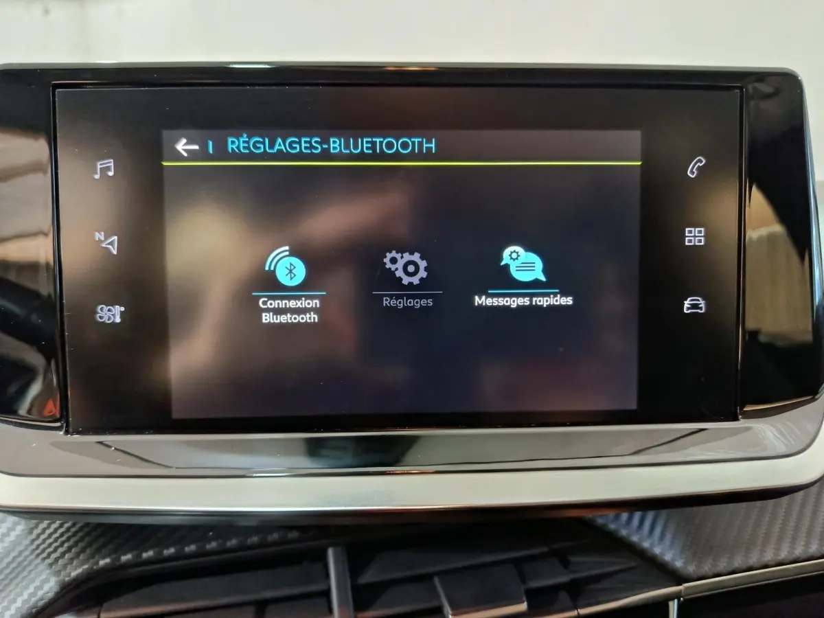 Écran tactile central de la Peugeot 208 électrique Active Business 2020 affichant les réglages Bluetooth.