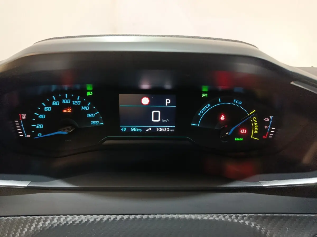 Tableau de bord numérique de la Peugeot 208 électrique Active Business 2020, affichage vitesse et autonomie.