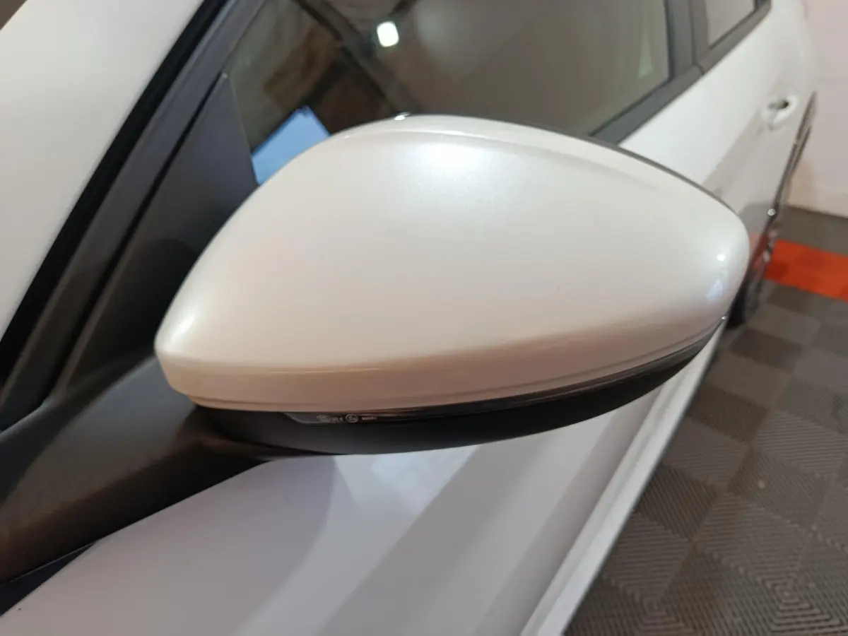 Rétroviseur côté gauche blanc de la Peugeot 208 Electrique Active Business 2020, vue rapprochée en intérieur.