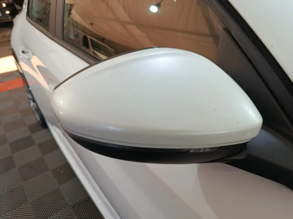 Gros plan sur le rétroviseur côté gauche blanc de la Peugeot 208 électrique Active Business 2020, vue latérale.