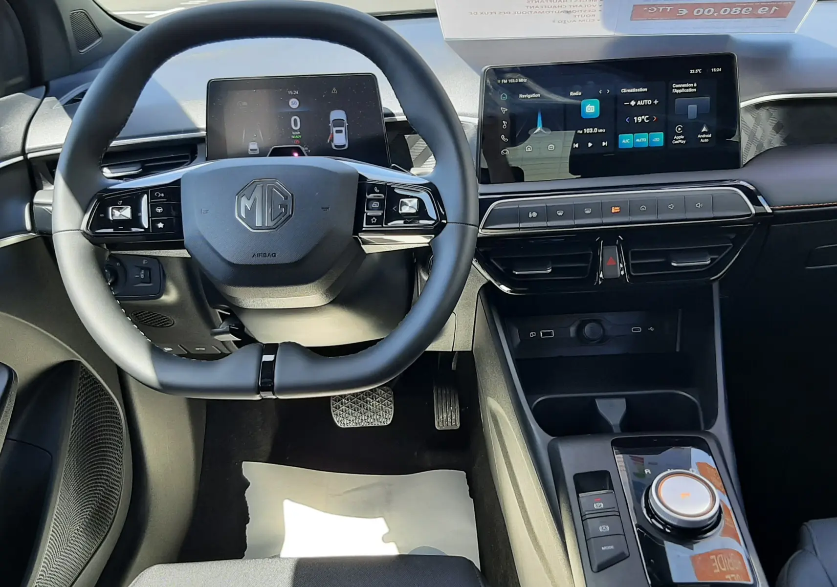 Vue intérieure centrée sur le tableau de bord et le volant du MG3 1.5L Hybrid+ Luxury avec écran tactile et commandes modernes.
