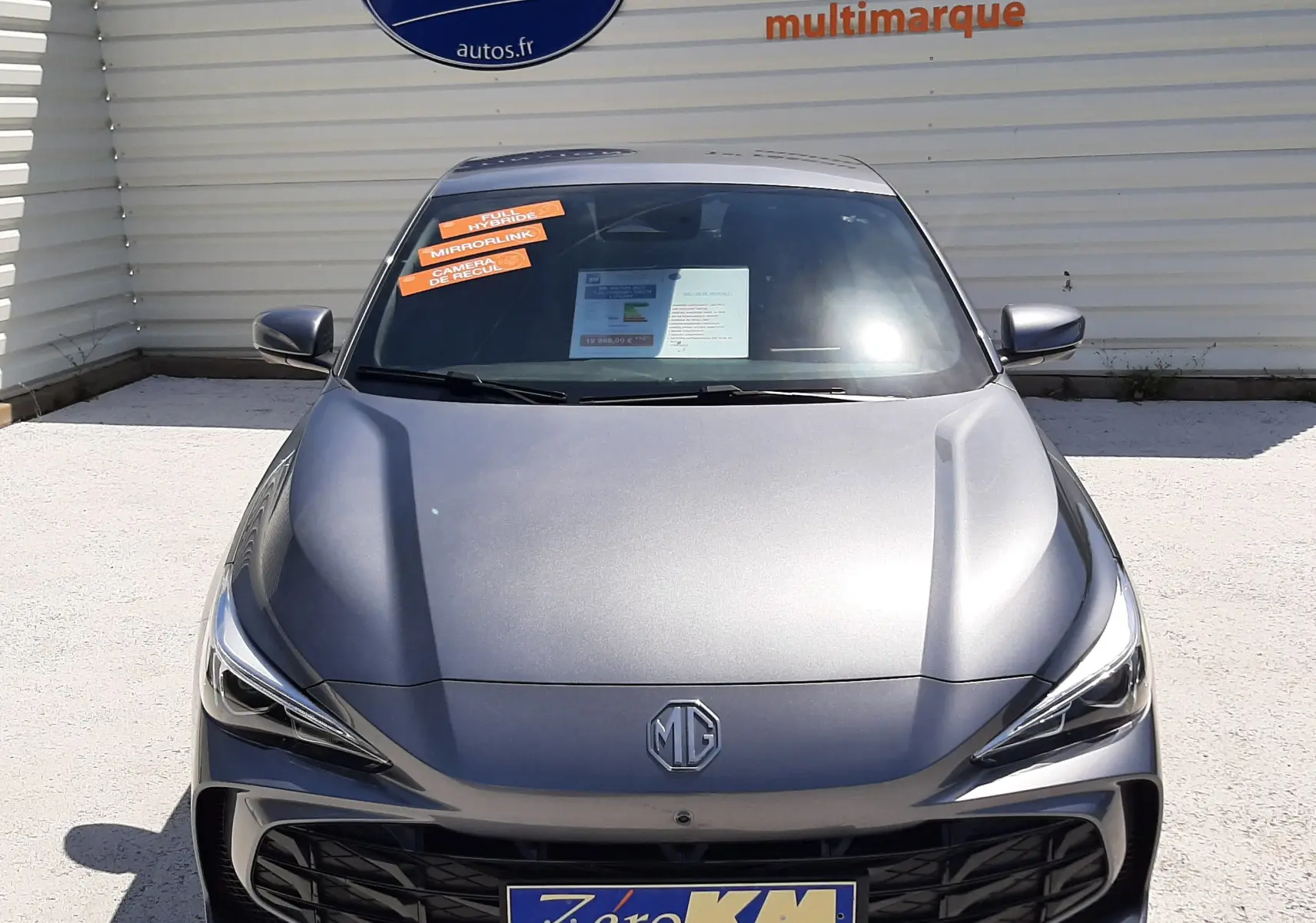 Vue frontale d'une MG3 1.5L HYBRID+ 195CH Luxury en gris Hampstead, avec calandre noire et phares LED distinctifs.