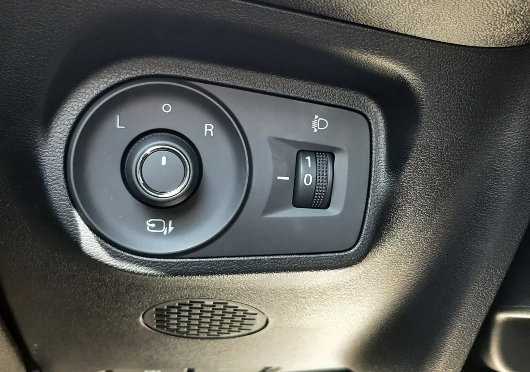 Gros plan sur les commandes de réglage des rétroviseurs et de l'éclairage, intérieur noir du MG3 1.5L Hybrid+ 2026.