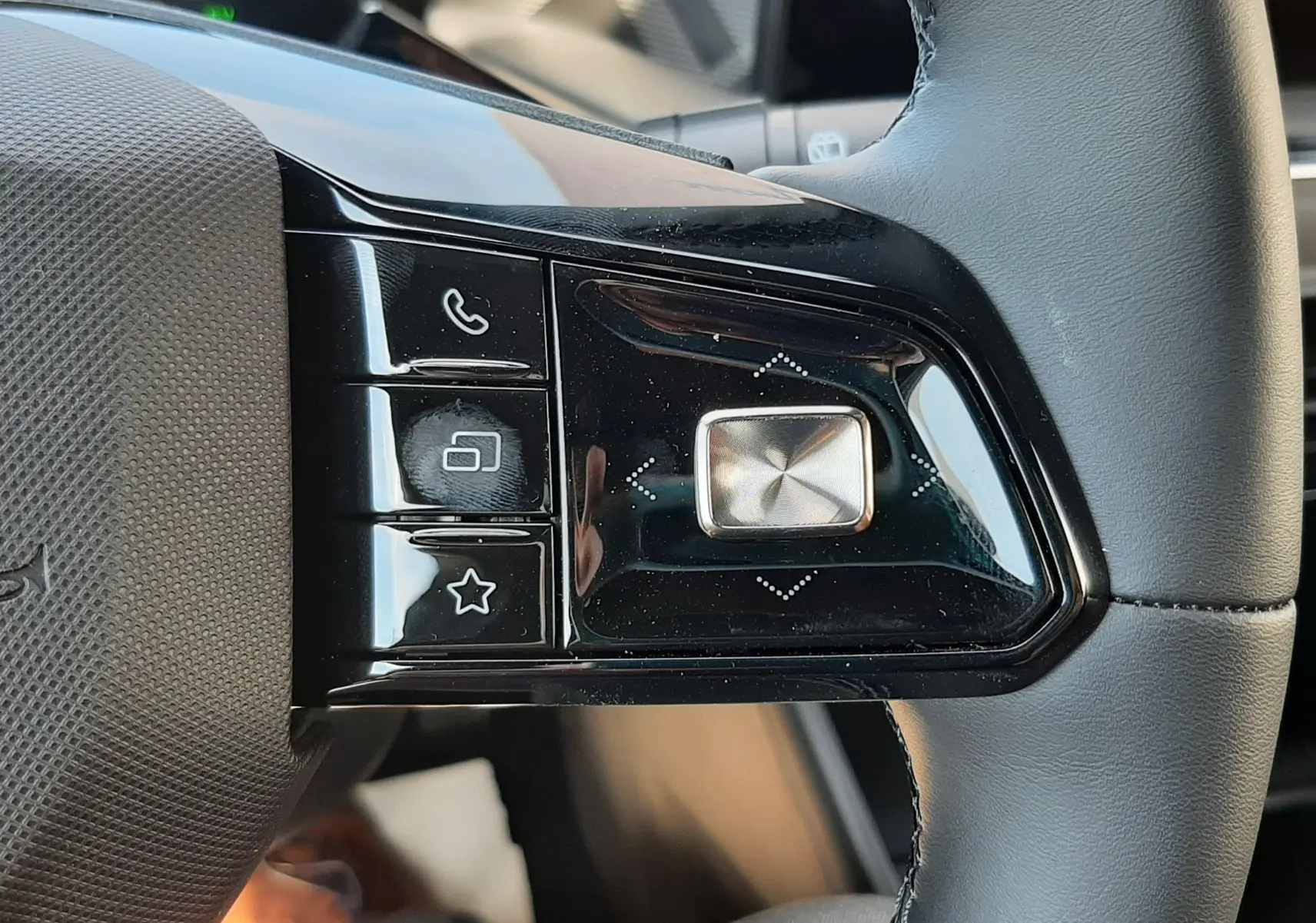 Gros plan sur les commandes noires brillantes à droite du volant gris du MG MOTOR MG3 1.5L HYBRID+ 195CH LUXURY.