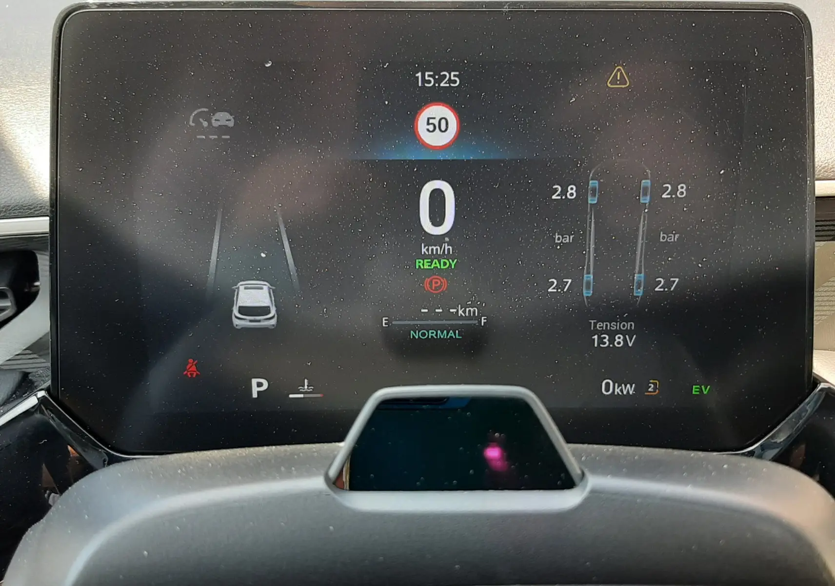 Affichage numérique du tableau de bord du MG3 1.5L Hybrid+ 195ch Luxury, montrant la vitesse à 0 km/h et la pression des pneus.