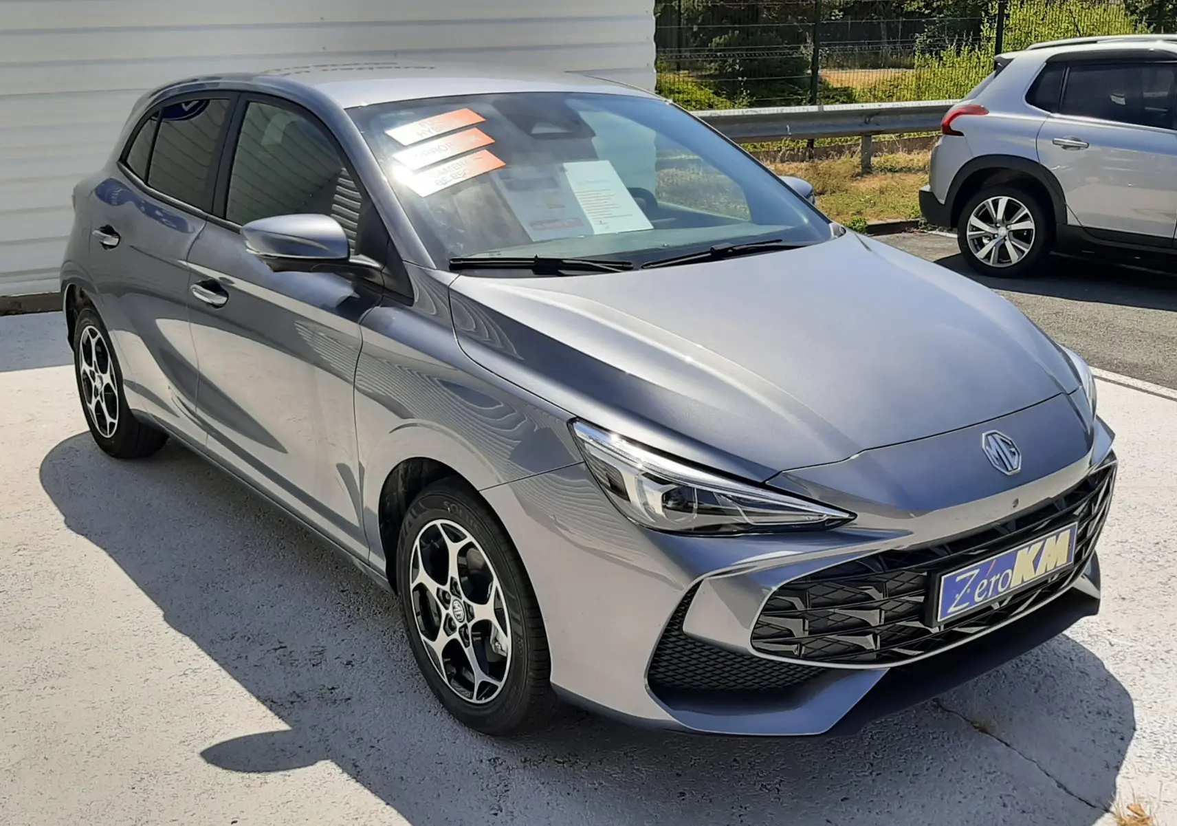 Vue 3/4 avant d'une MG3 1.5L Hybrid+ Luxury en gris Hampstead, avec jantes distinctives et calandre noire.