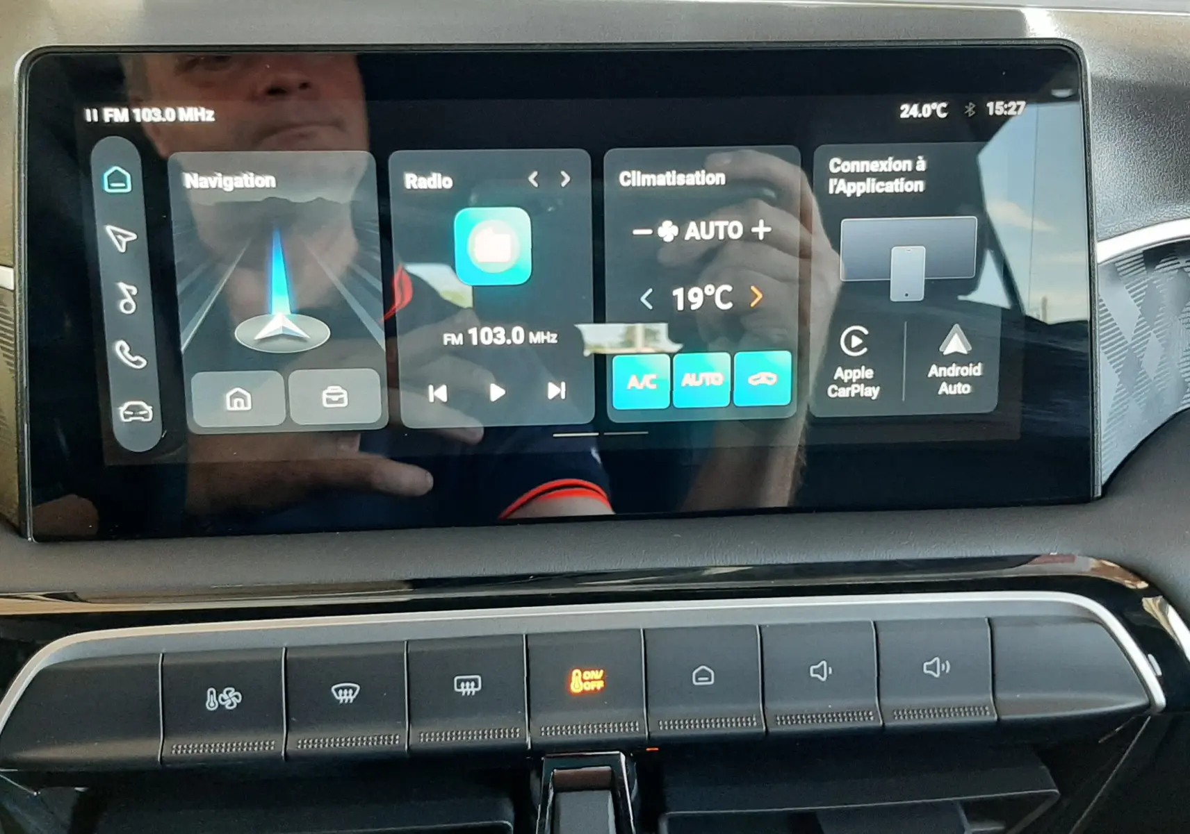Vue rapprochée de l’écran tactile central et des commandes de la console d’une MG3 1.5L Hybrid+ gris Hampstead, intérieur noir.