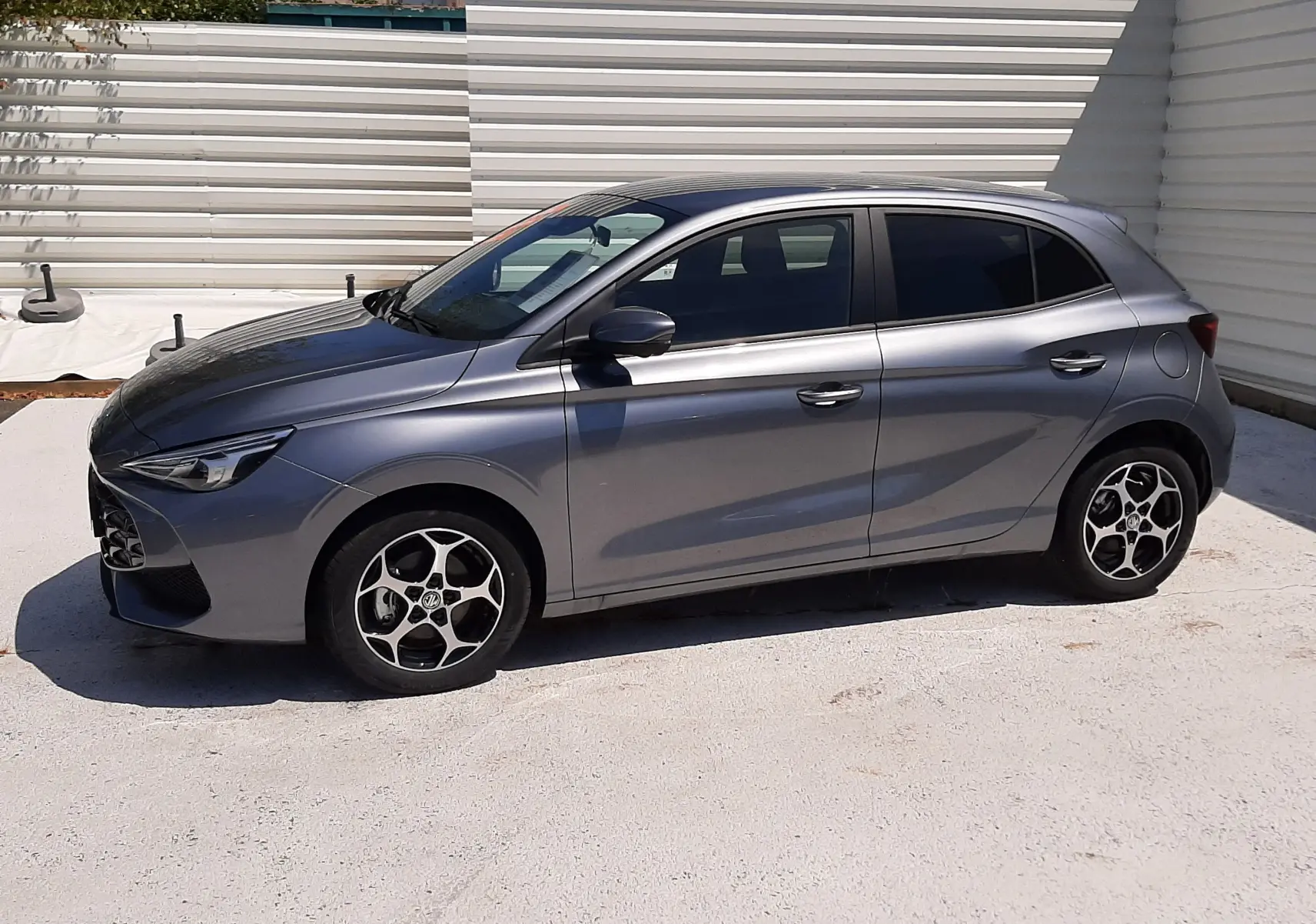 Vue latérale droite du MG3 1.5L HYBRID+ 195CH Luxury en gris métallisé Hampstead, avec jantes alliage distinctives.