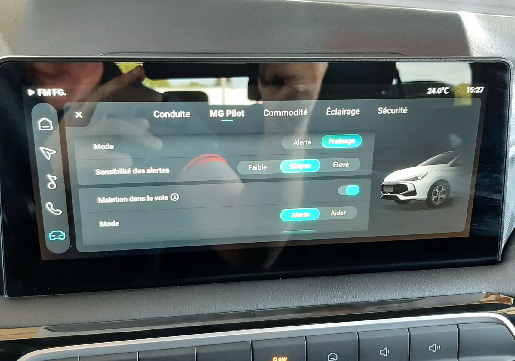 Écran tactile intérieur affichant les réglages MG Pilot avec illustration d'une MG3 blanche en vue 3/4 avant.