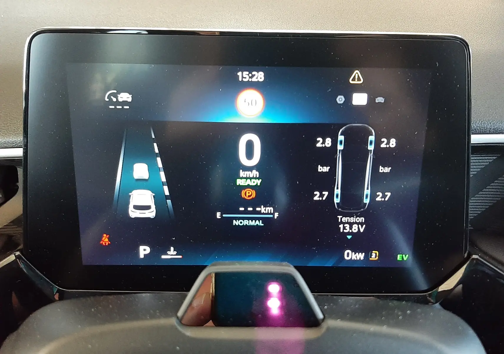 Écran numérique du tableau de bord du MG3 1.5L Hybrid+ 195ch Luxury affichant la vitesse, la pression des pneus et l'état du véhicule.