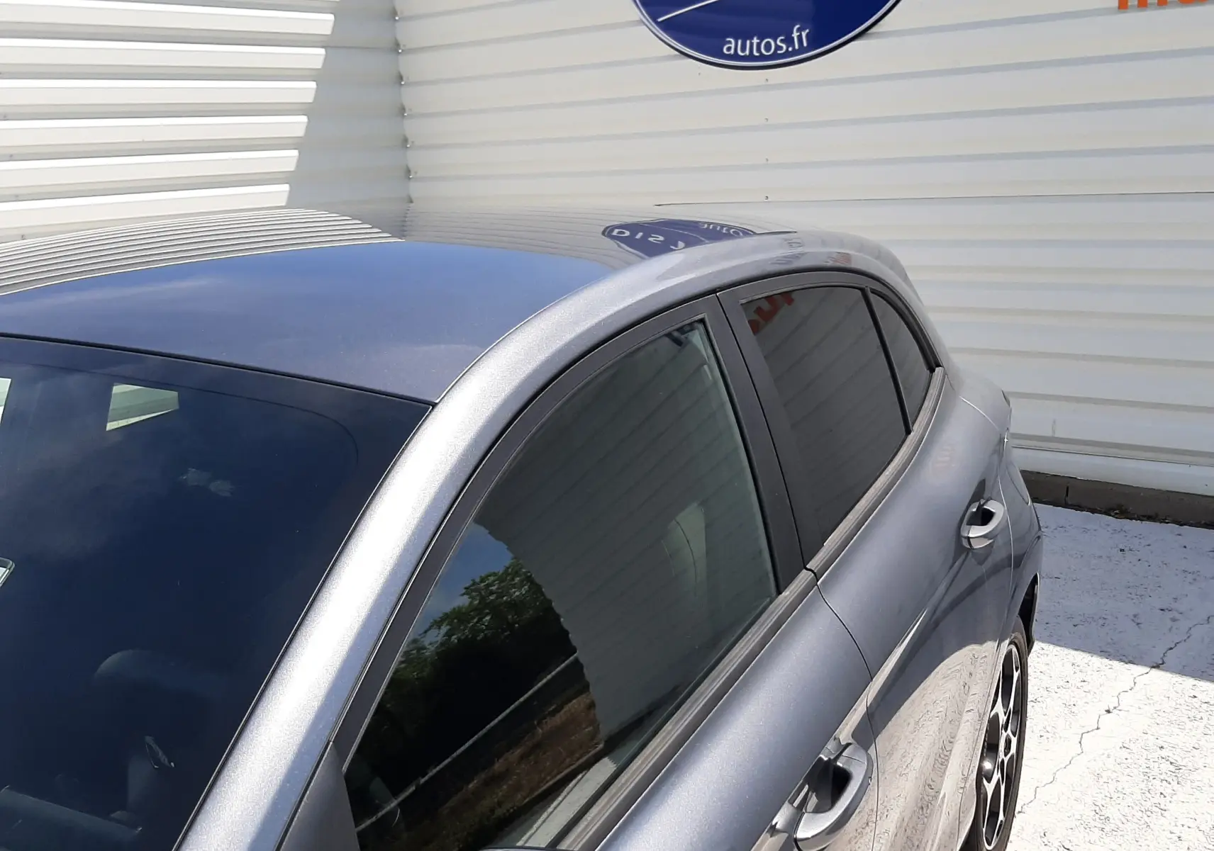 Vue plongeante côté droit sur la partie arrière d'une MG3 1.5L Hybrid+ 195CH Luxury en gris métallisé Hampstead.