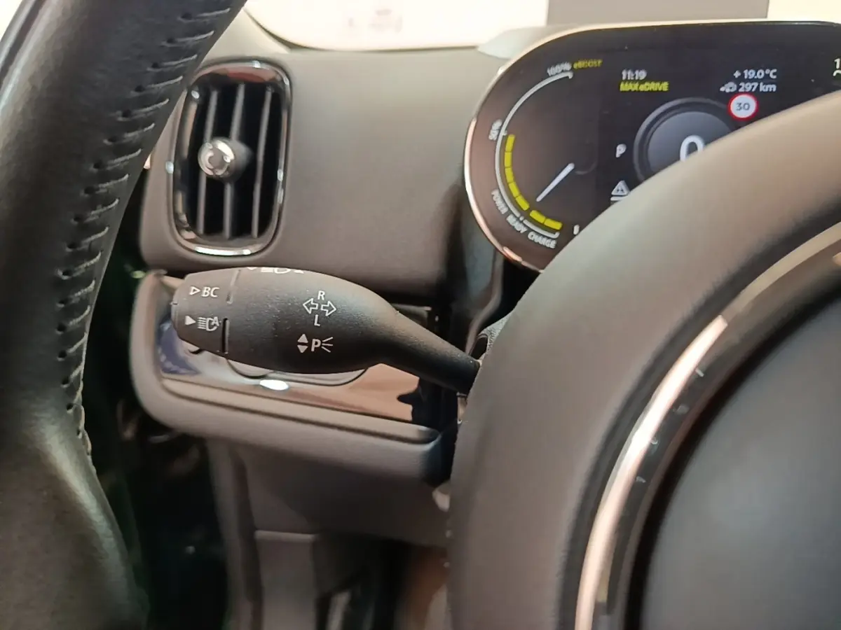 Gros plan sur le combiné d'instruments et la commande de clignotant à gauche du volant dans un MINI Countryman gris clair.