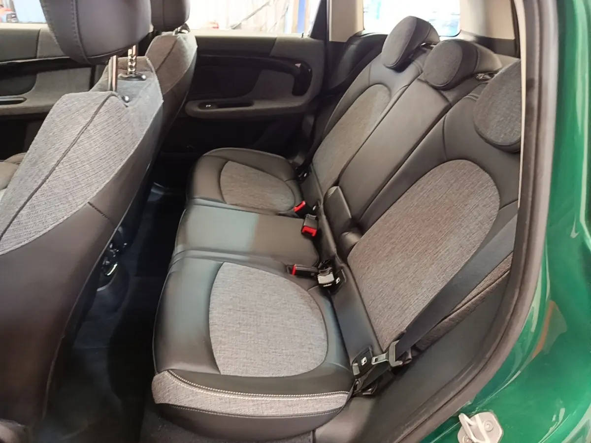 Vue intérieure côté droit sur la banquette arrière bi-matière grise et noire du MINI Countryman hybride rechargeable.