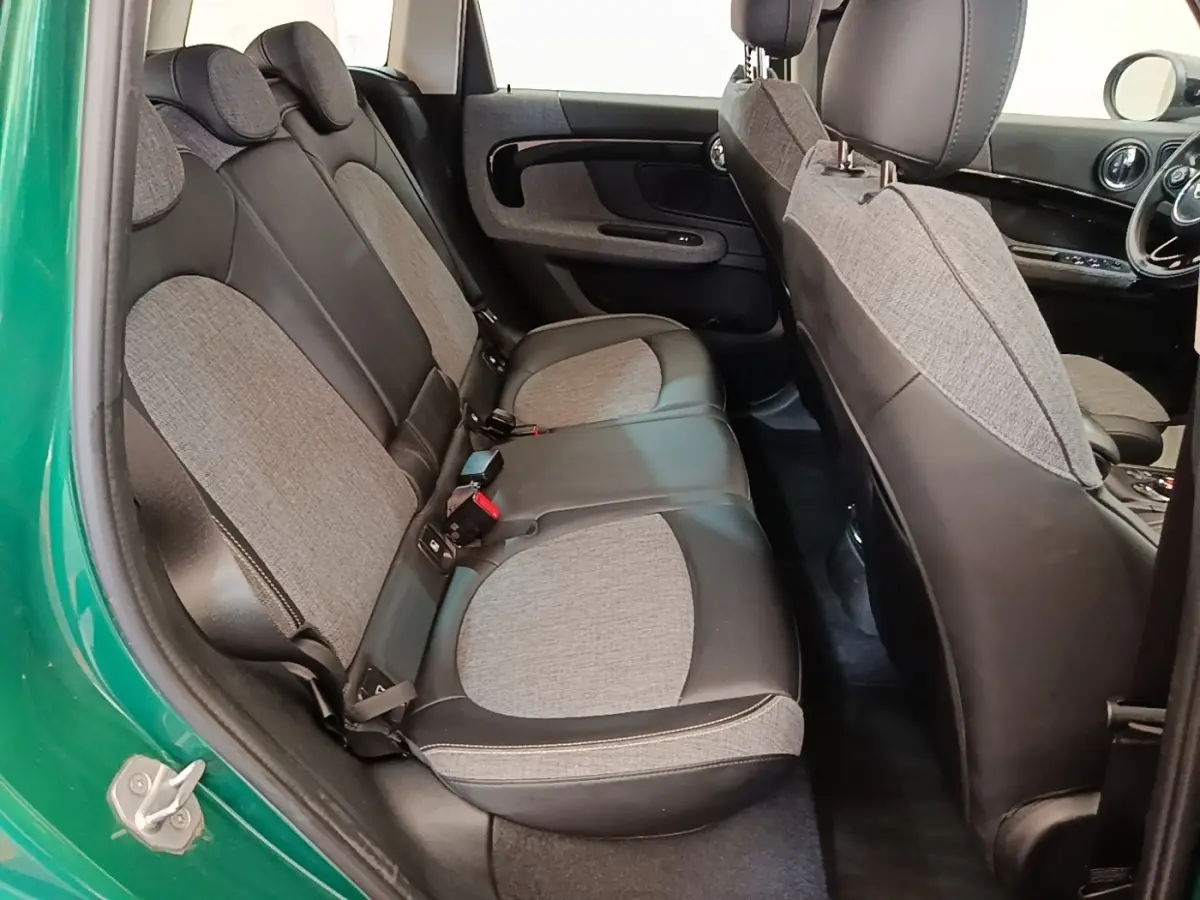 Vue intérieure du siège arrière côté gauche d'une MINI Countryman avec sellerie tissu et cuir gris.