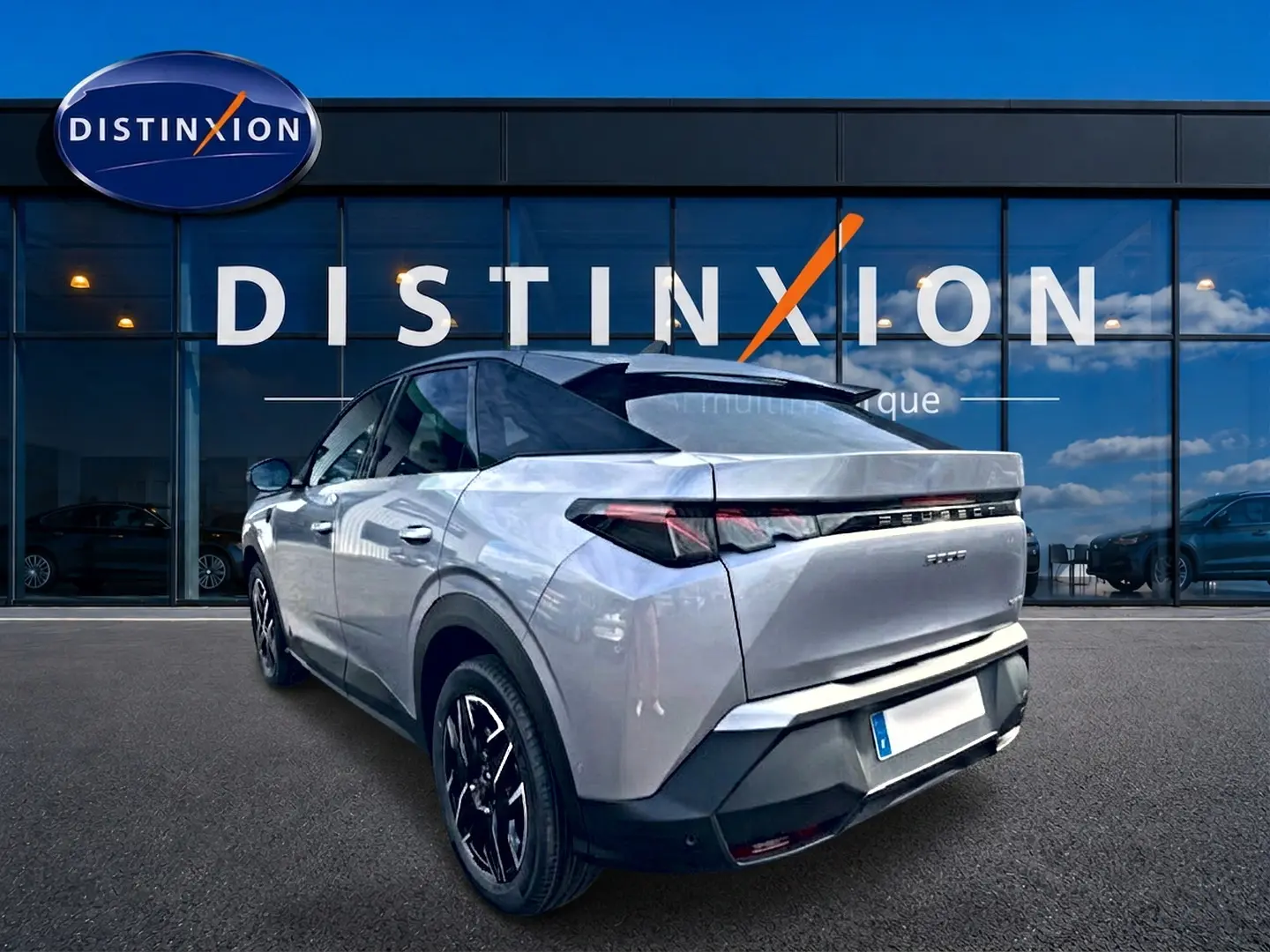 Vue 3/4 arrière droite d'un Peugeot 3008 gris Artense avec feux arrière LED et jantes alu noires.