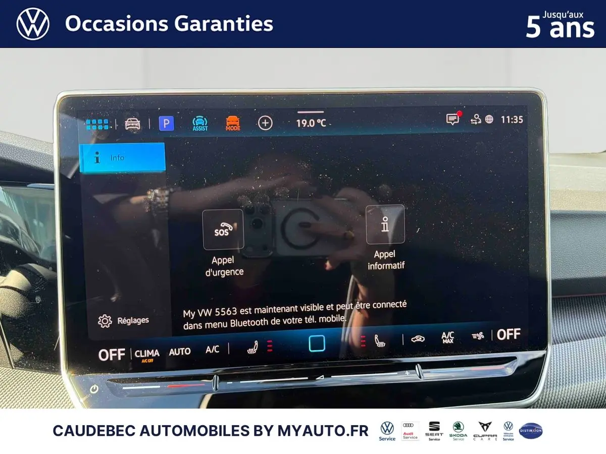 Écran tactile du système d'infodivertissement de la Volkswagen Golf 1.5 eHybrid 272 DSG6, vue intérieure frontale.