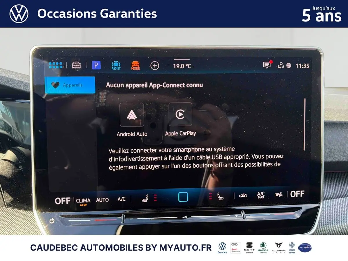 Écran tactile central de la Volkswagen Golf 1.5 eHybrid 2025 affichant la connexion App-Connect Android Auto et Apple CarPlay.