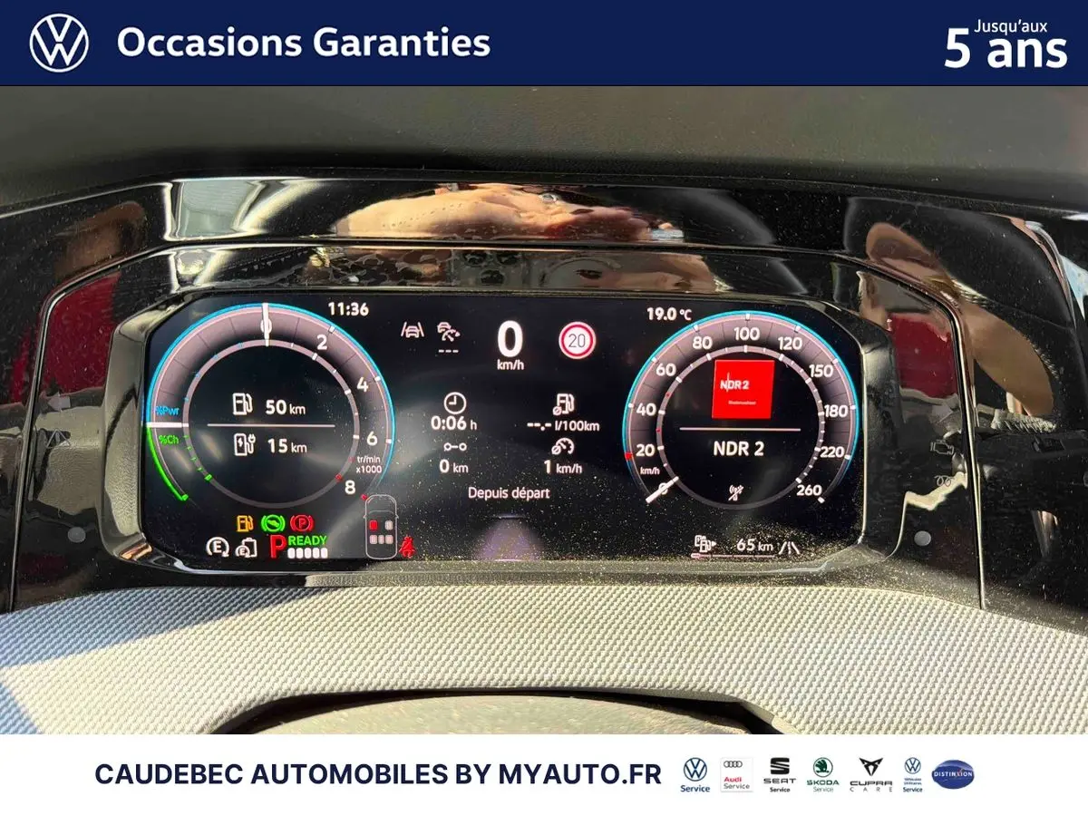 Tableau de bord digital de Volkswagen Golf 1.5 eHybrid 272 DSG6 affichant vitesse, autonomie et température, vue de face.