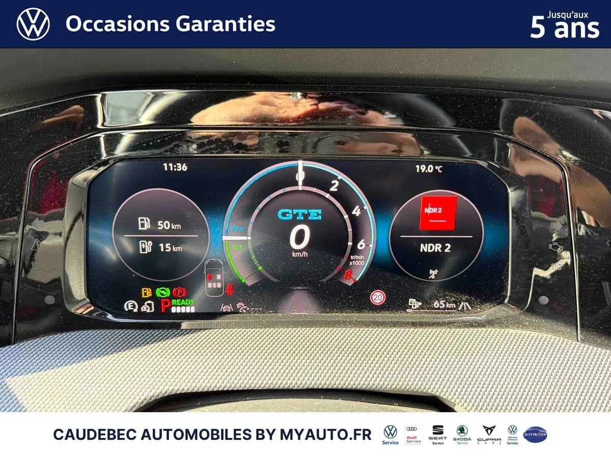 Vue rapprochée du tableau de bord digital de la Volkswagen Golf 1.5 eHybrid 272 DSG6 affichant le compteur GTE et diverses informations de conduite.