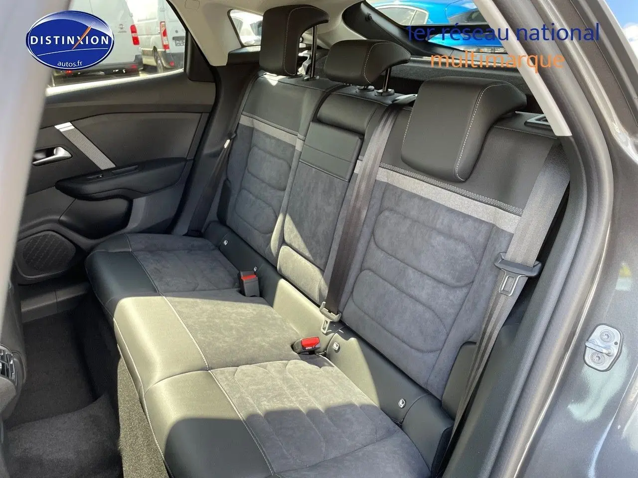 Vue intérieure côté gauche des sièges arrière en cuir noir et alcantara gris d'une Citroën C4 gris platinium 2024.