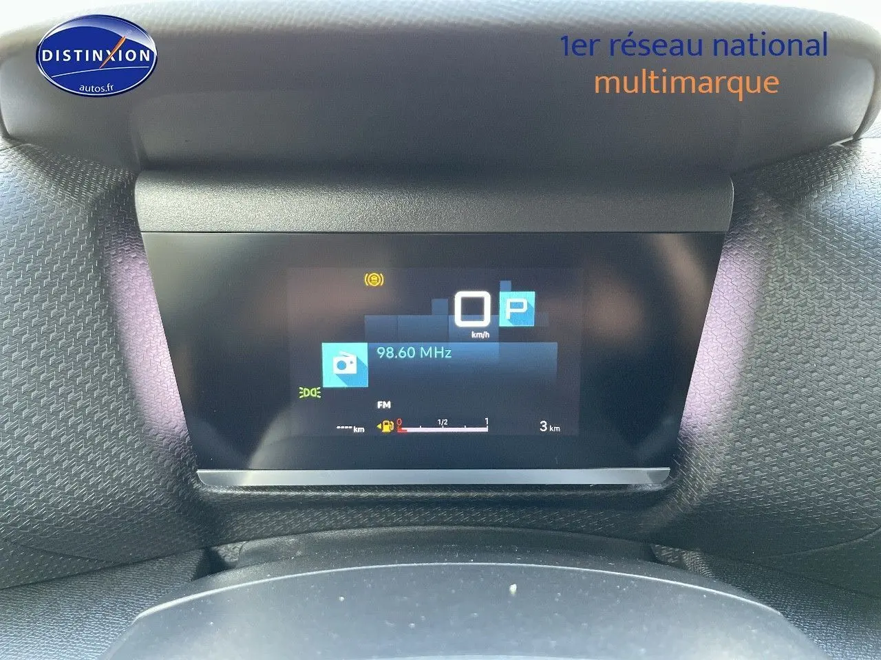 Affichage numérique du tableau de bord de la Citroën C4 2024 en gris platinium, montrant la radio et la vitesse à 0 km/h.
