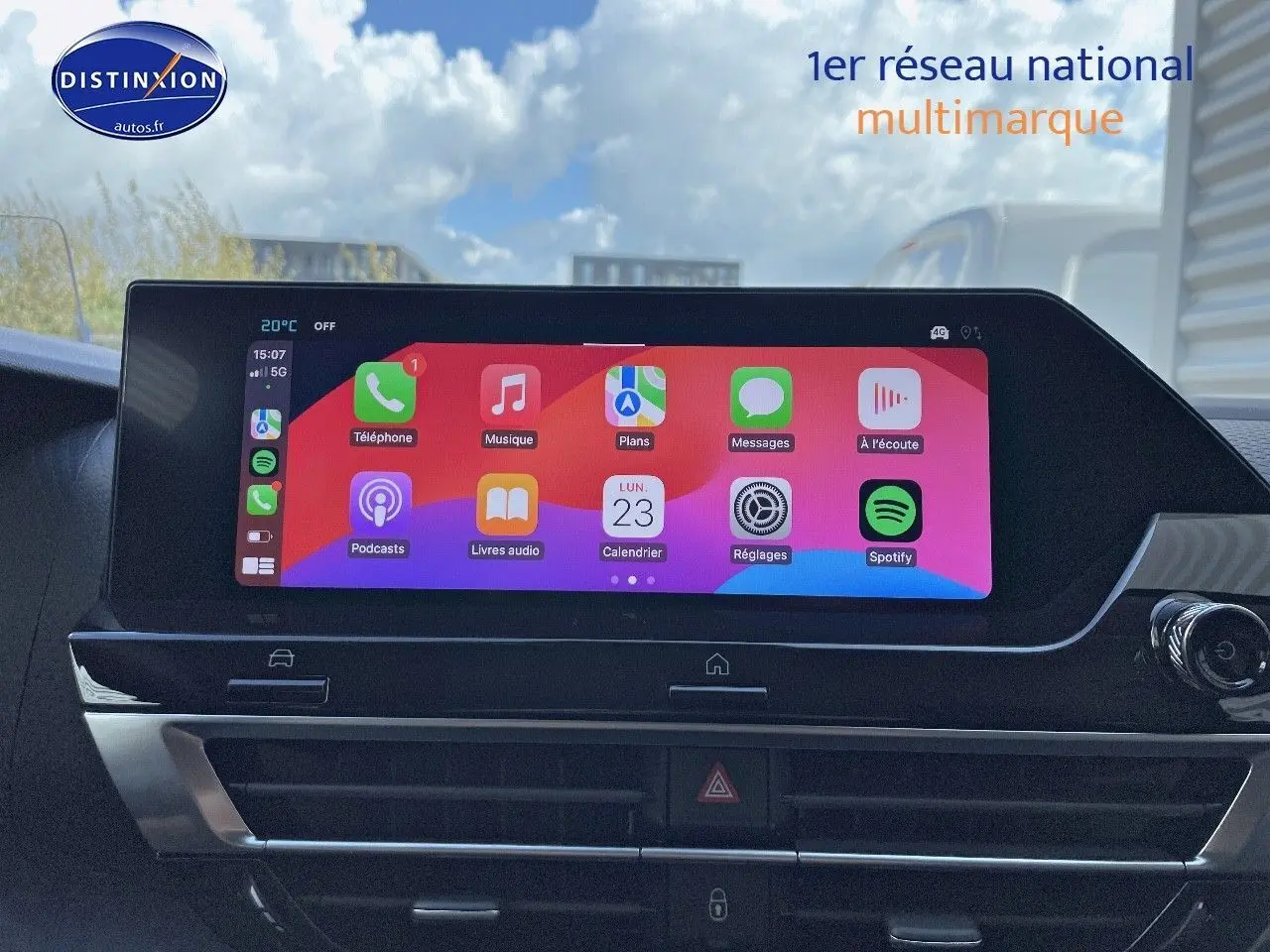 Écran tactile central affichant les applications connectées dans l'habitacle d'une Citroën C4 2024.