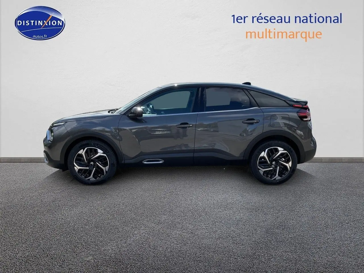 Profil côté gauche d'une Citroën C4 2024 gris platinium métal avec jantes bi-ton et lignes fluides modernes.
