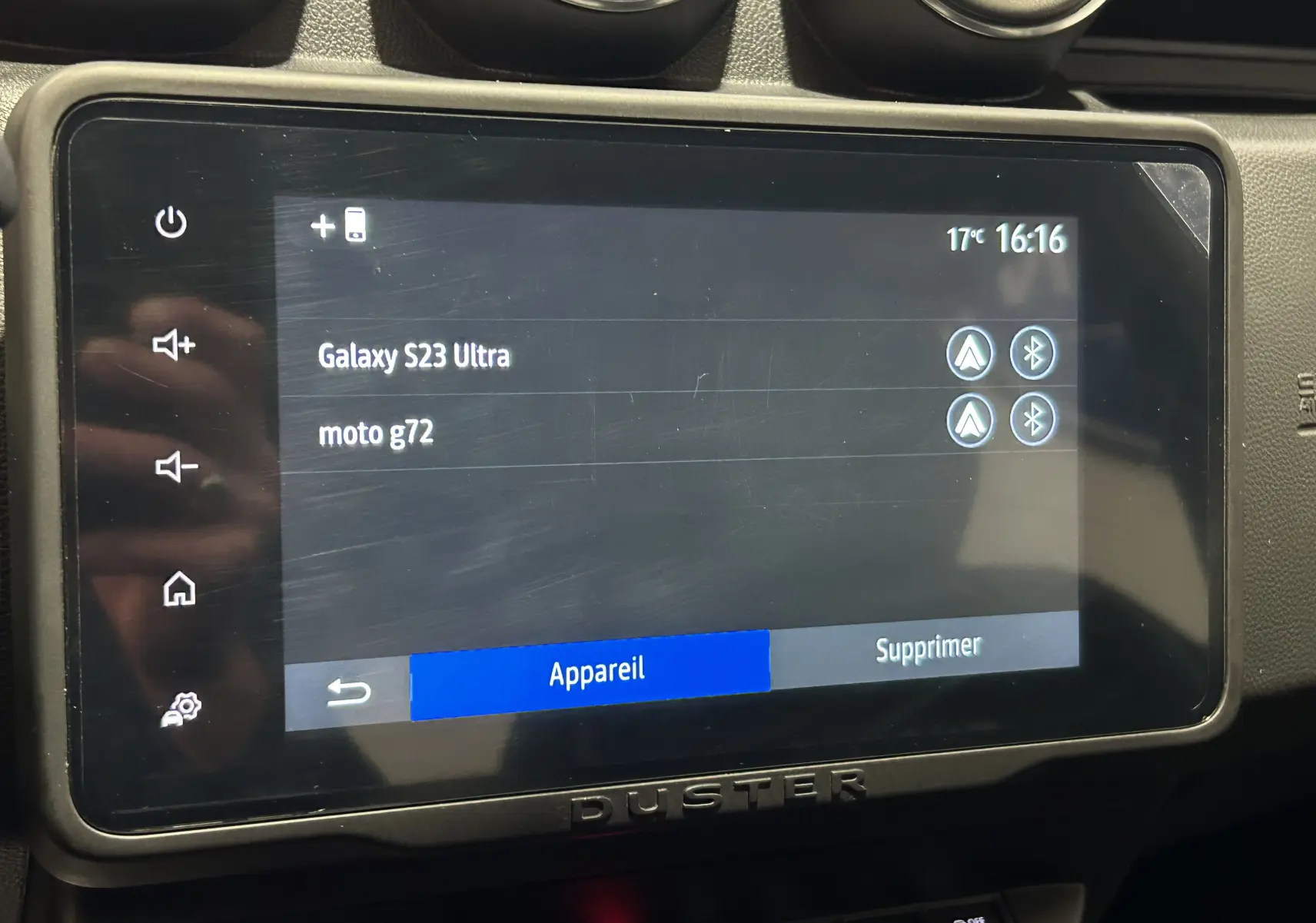 Écran tactile central du Dacia Duster 2022 affichant la connexion Bluetooth de deux appareils, avec commandes audio visibles.
