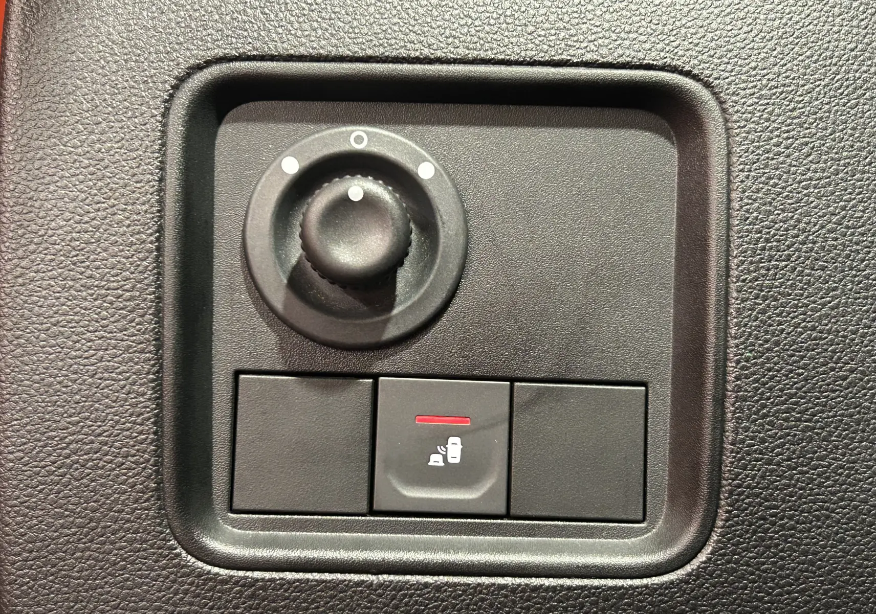 Gros plan sur le bouton de verrouillage centralisé et réglage des rétroviseurs du tableau de bord noir du Dacia Duster 2022.