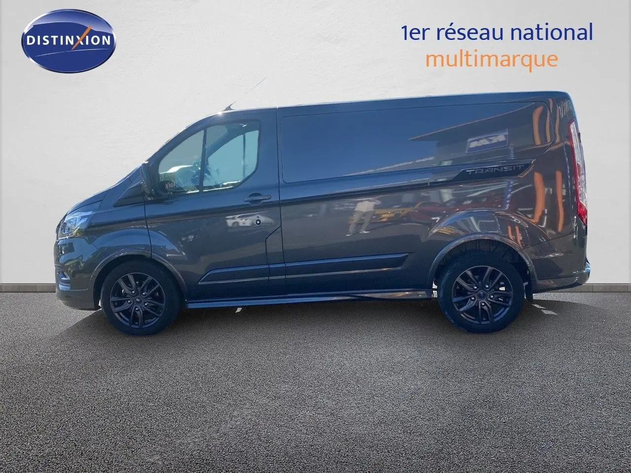 Profil côté gauche d'un Ford Transit Custom Fourgon gris magnetic 2023 avec jantes noires et finition sport.