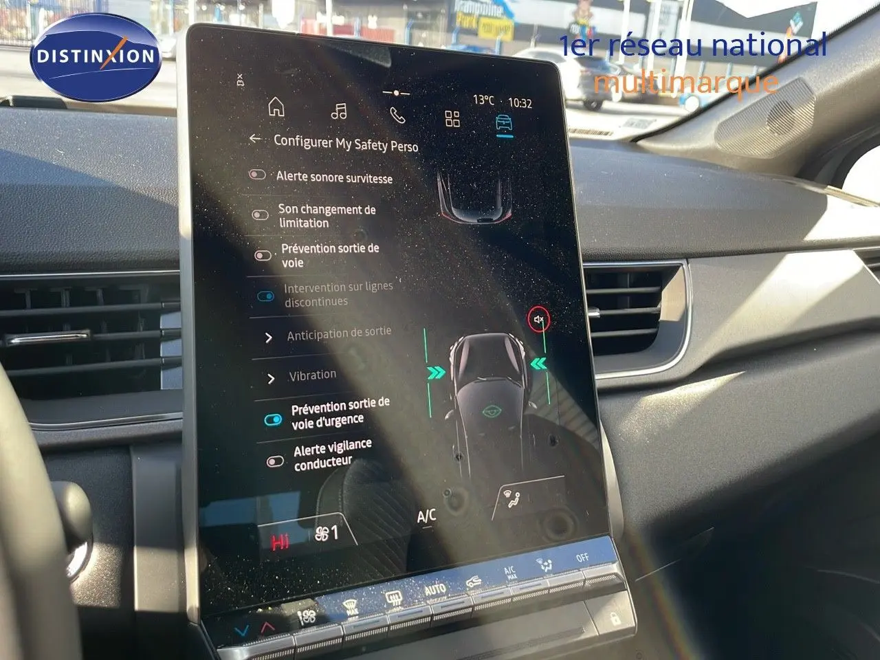 Écran tactile central affichant les réglages de sécurité du Renault Captur E-Tech Hybrid 2025, intérieur gris et noir.