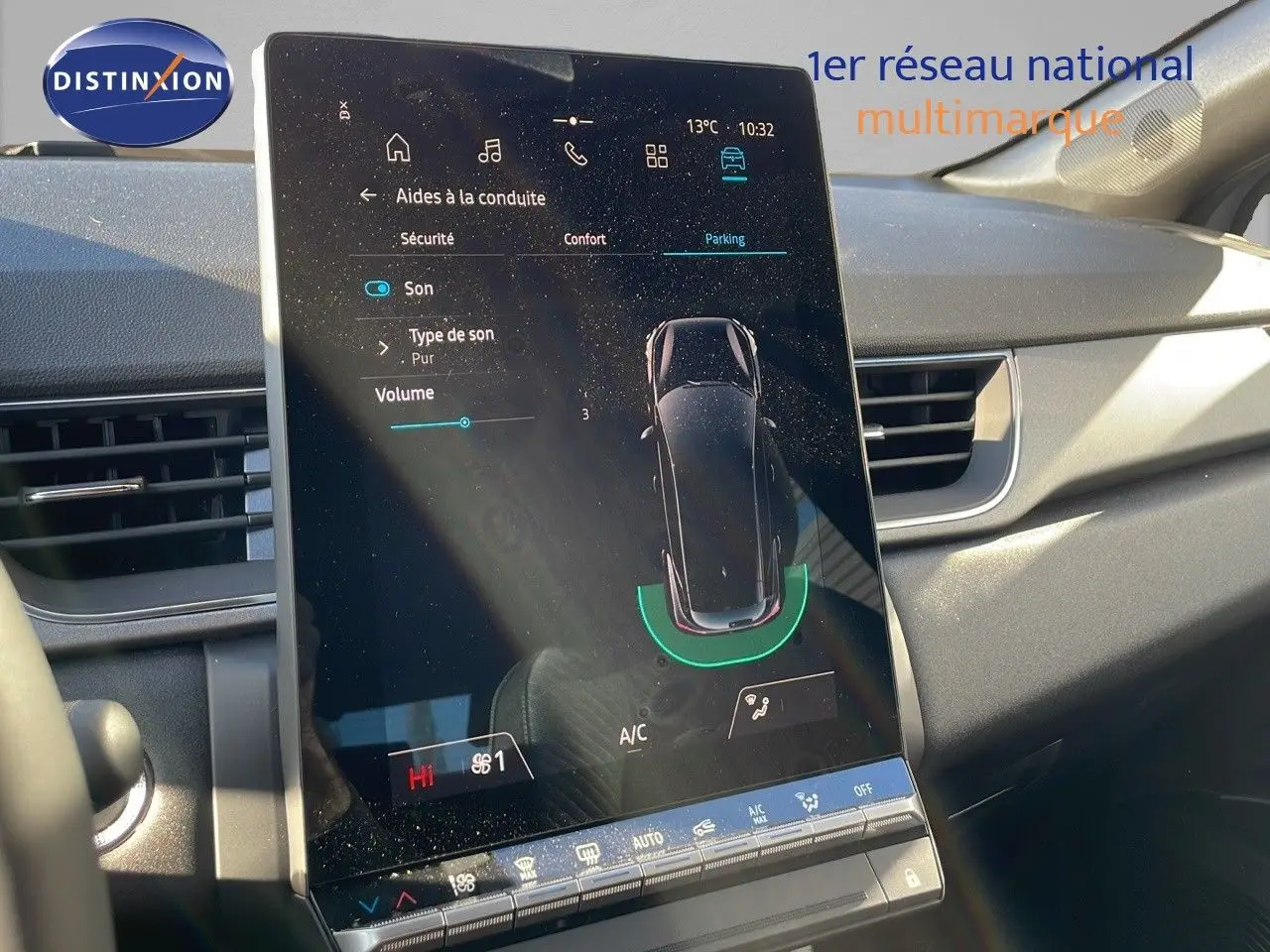 Écran tactile central du tableau de bord du Renault Captur E-Tech gris rafale, affichant l'aide au stationnement.