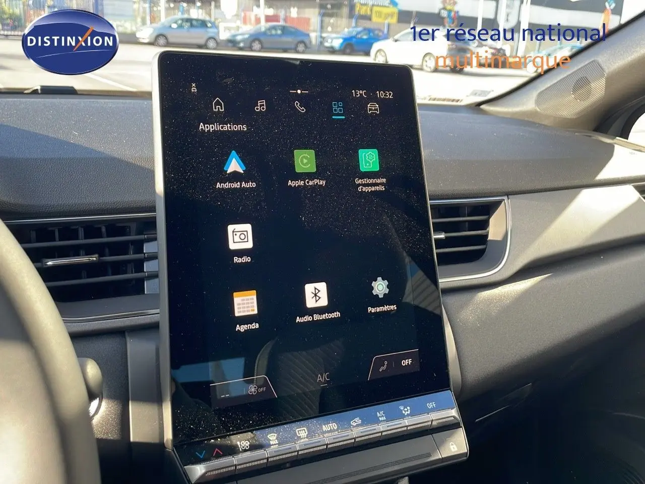 Écran tactile central vertical du tableau de bord du Renault Captur E-Tech gris Rafale avec toit noir, vue intérieure avant.