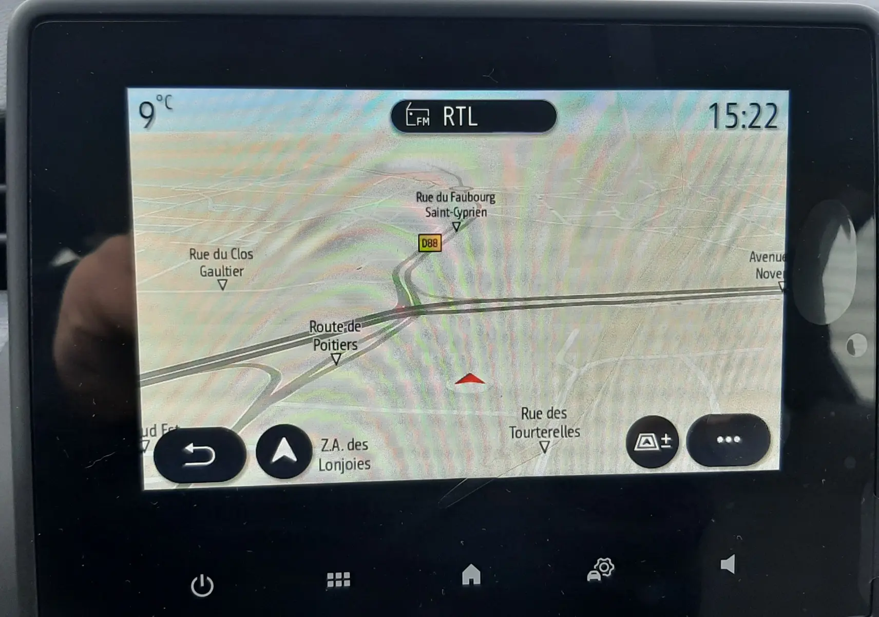 Écran tactile du système de navigation de la Renault Clio V gris schiste, affichant une carte routière et l'heure 15:22.