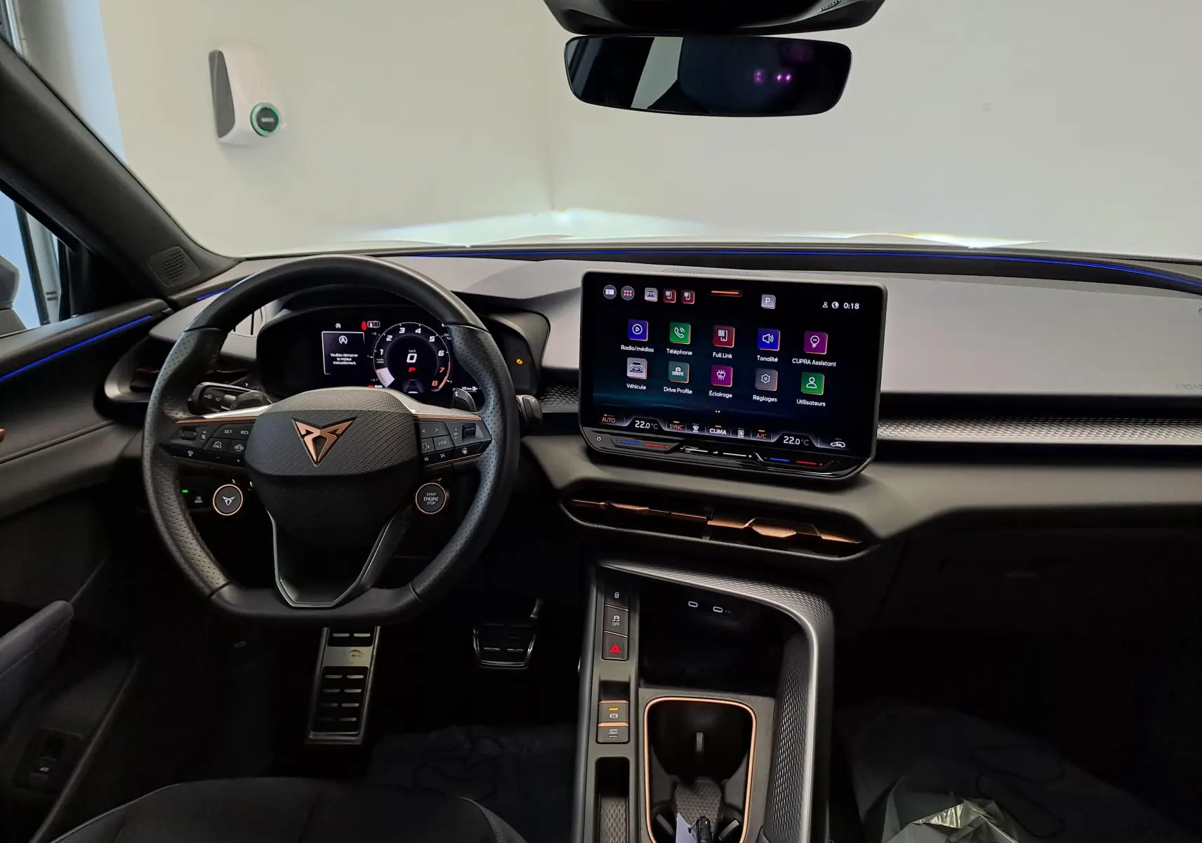 Vue intérieure frontale du poste de conduite de la CUPRA TERRAMAR 2025 avec écran tactile et volant multifonction.