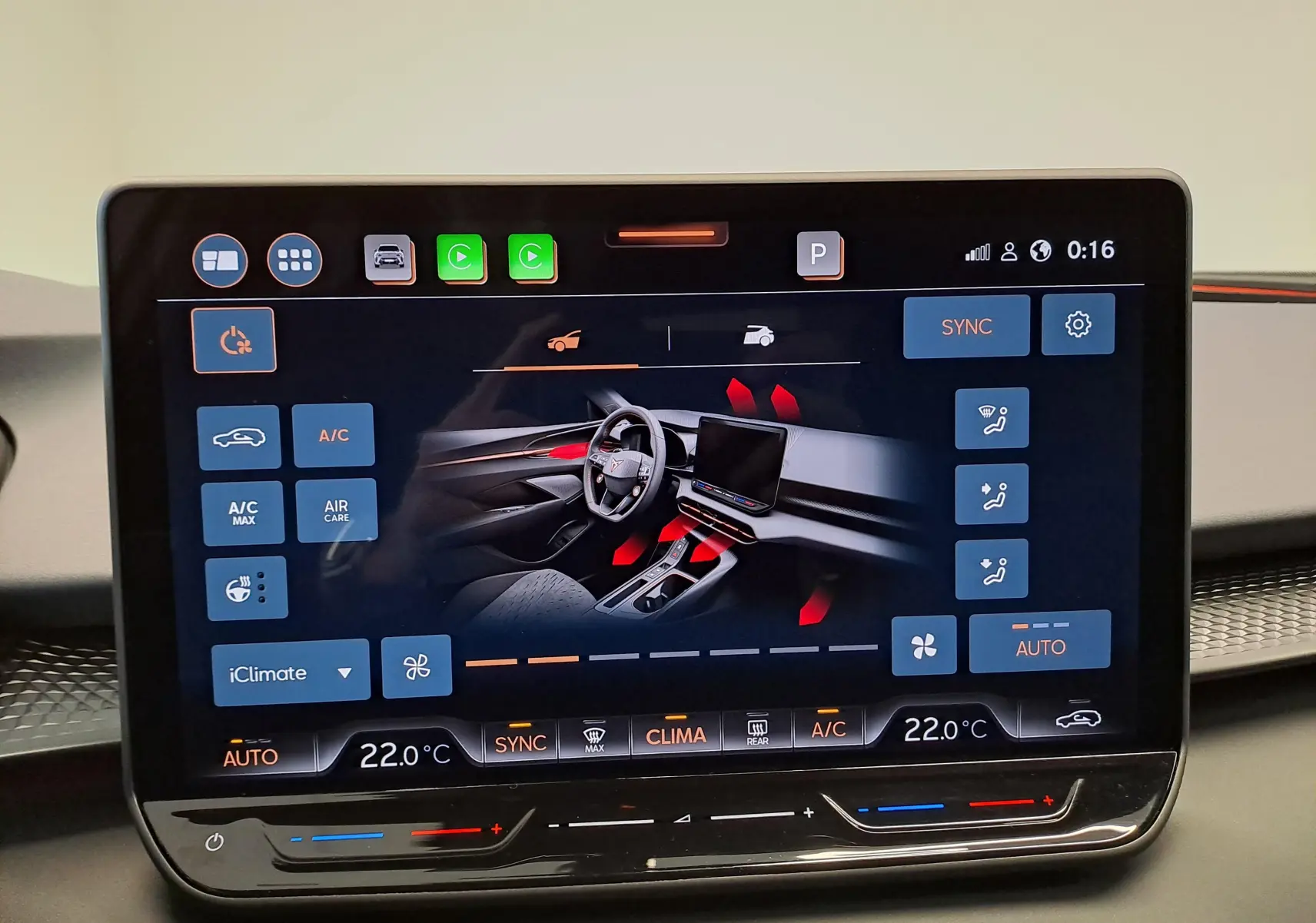 Écran tactile du système de climatisation de la CUPRA TERRAMAR 2025 affichant les réglages intérieurs en vue frontale.