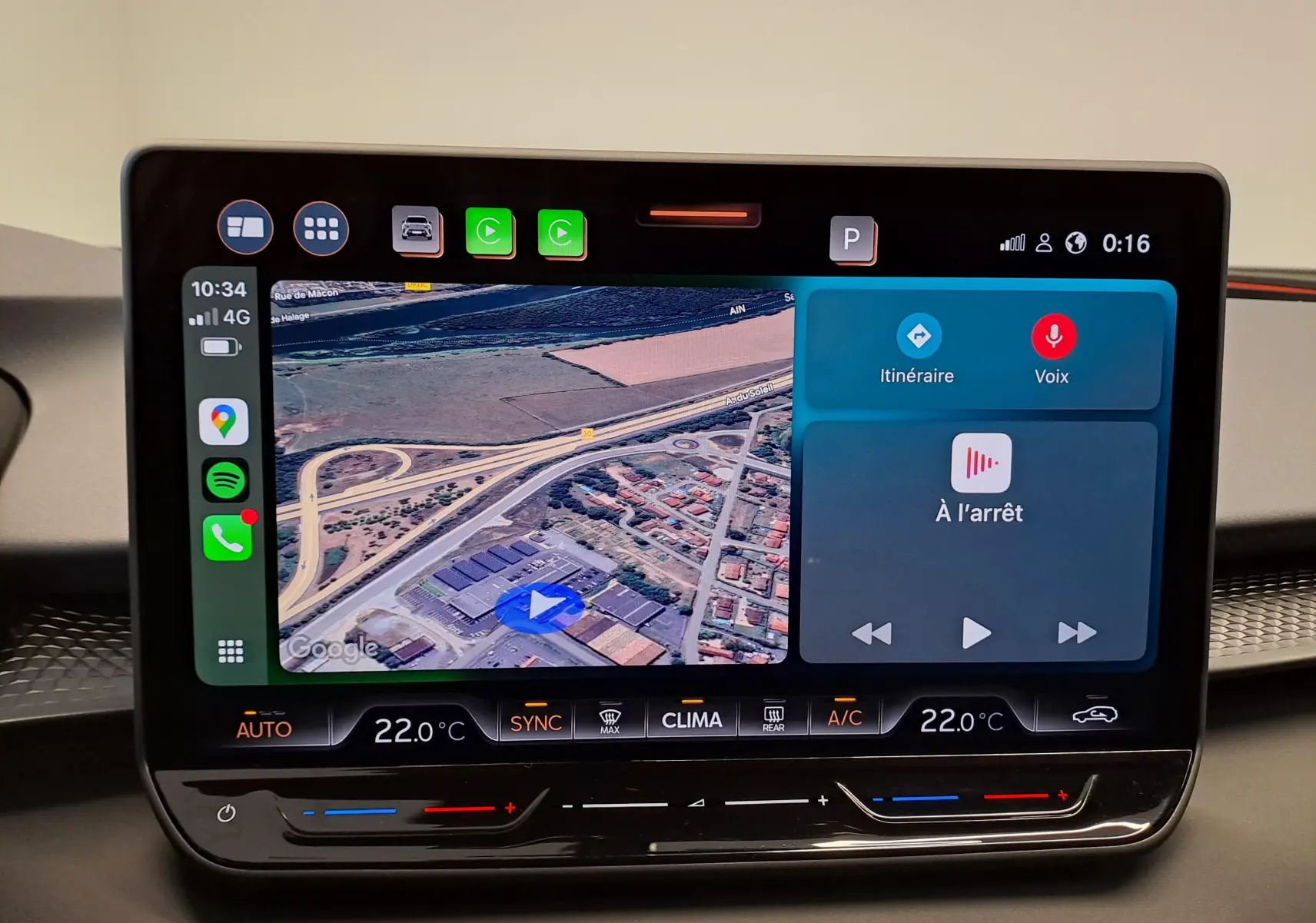Écran tactile central du tableau de bord de la CUPRA TERRAMAR 2025 affichant la navigation et la climatisation.