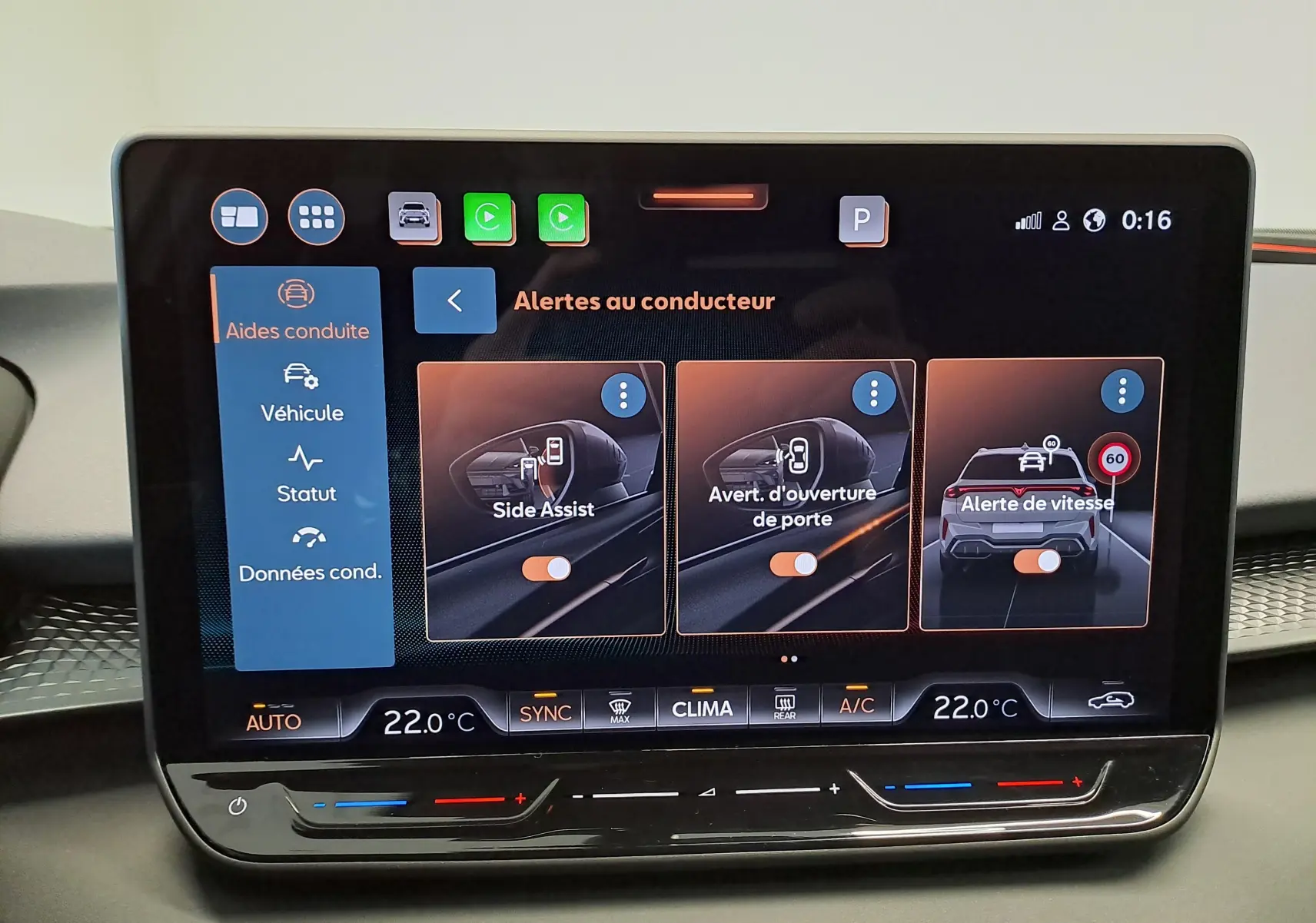 Écran tactile intérieur affichant les alertes au conducteur du CUPRA TERRAMAR, avec commandes climatisation à 22°C.